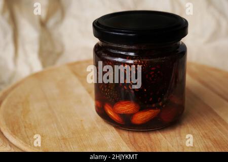 Confiture de cône de pin saine et écologique dans un pot sur une planche de bois.Confiture maison Banque D'Images