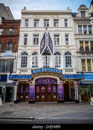Théâtre Vaudeville, Londres. La façade du théâtre West End sur le Strand avec la comédie musicale, six, en production. Banque D'Images