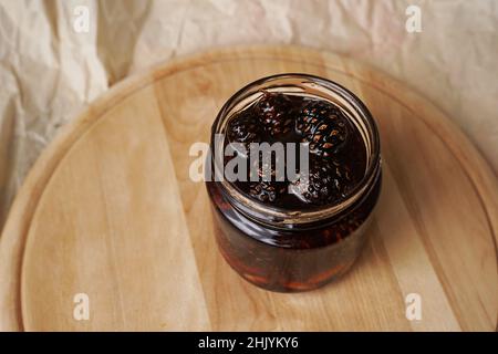 Confiture de cône de pin saine et écologique dans un pot sur une planche de bois.Confiture maison Banque D'Images