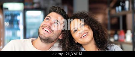 Bannière horizontale ou en-tête avec heureux multiracial couple d'amant - situation drôle avec l'homme et la femme regardant vers le haut - concept de relation avec bo Banque D'Images