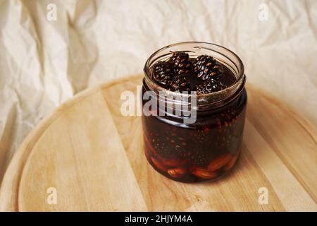 Confiture de cône de pin saine et écologique dans un pot sur une planche de bois.Confiture maison Banque D'Images