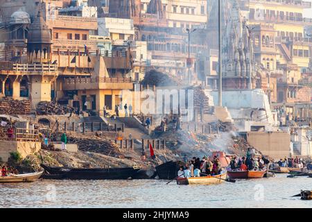 Pyres funéraires brûlant sur Manikarnika Ghat à Varanasi (anciennement Banaras ou Benares), une ville sur le Gange dans l'Uttar Pradesh, au nord de l'Inde Banque D'Images