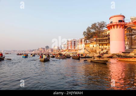 Les touristes en rames explorent le panorama de Ghats de bord de mer de la rivière Ganges : vue panoramique depuis Jalasen Ghat à Varanasi, Uttar Pradesh, nord de l'Inde Banque D'Images