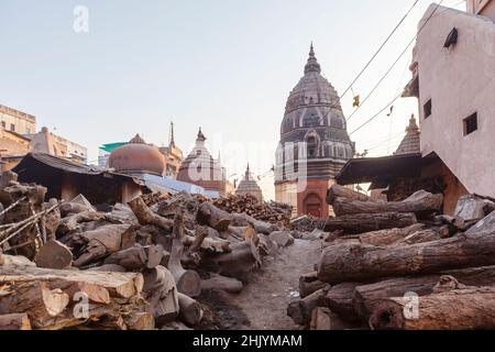 Bois empilé pour les pyres funéraires sur Manikarnika Ghat à Varanasi (anciennement Banaras ou Benares), une ville sur le Gange dans l'Uttar Pradesh, au nord de l'Inde Banque D'Images