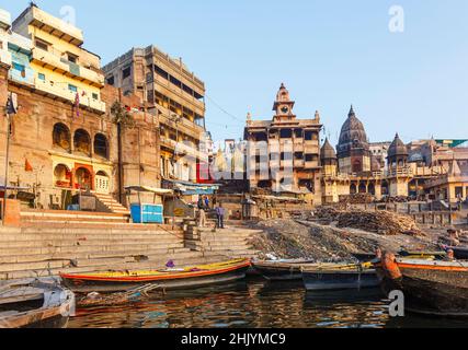 Piles de bois pour les pyres funéraires empilées à Jalasen Ghat et Manikarnika Ghat à Varanasi, une ville sur le Gange dans l'Uttar Pradesh, au nord de l'Inde Banque D'Images