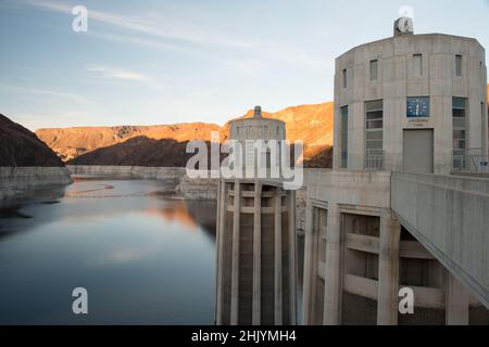 Vue sur le lac Mead depuis le barrage Hoover en 2016, côté Arizona, montrant l'anneau blanc crayeux de la baignoire reflétant le faible niveau d'eau du lac Mead. Banque D'Images