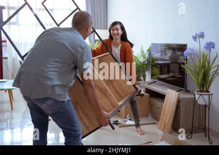 un couple asiatique porte de nouveaux meubles en mouvement Banque D'Images