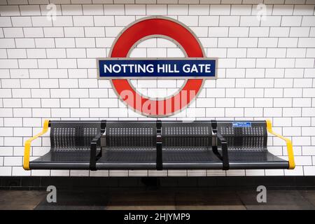 Station de métro Notting Hill Gate.La cocarde d'identification sur la plate-forme d'une station de métro Central Line London public transport. Banque D'Images