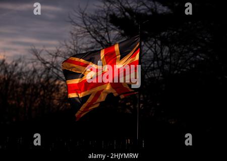 Le soleil se lève sur Belfast est tandis que le drapeau de l'Union flotte dans le vent. Banque D'Images