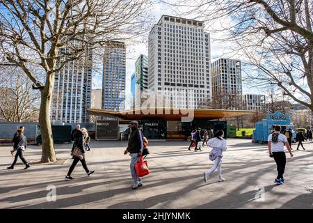 Londres Angleterre Royaume-Uni, 29 janvier 2022, les gens marchent le long de Queens Walk en passant Jubiloo toilettes avec Shell Center et Residential Development dans le dos Banque D'Images