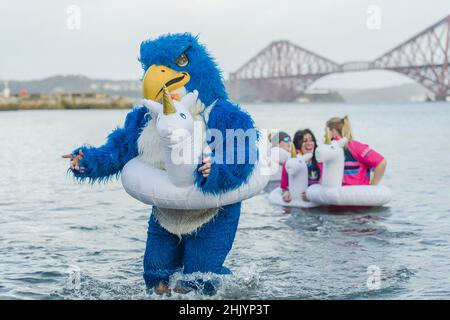 Loony Dookers prennent part à aller dans la mer pour apporter en 2022 à South Queensferry.Le cook officiel a été annulé en raison du varient Omicrom covid.Crédit: Euan Cherry Banque D'Images