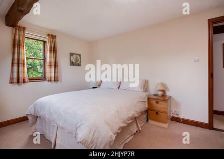 Burrough Green, Suffolk - octobre 11 2016 : chambre dans une maison moderne avec une apparence traditionnelle et des détails architecturaux, y compris des poutres apparentes, Banque D'Images