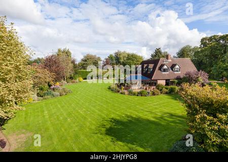 Burrough Green, Suffolk - octobre 11 2016: Vue aérienne de bas niveau de la maison traditionnelle suffolk pays dans de grands jardins y compris la pelouse grand Banque D'Images