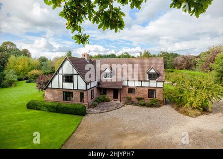 Burrough Green, Suffolk - octobre 11 2016: Vue aérienne de bas niveau de la maison traditionnelle de suffolk pays substantiel dans de grands jardins includin Banque D'Images