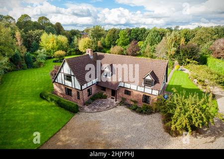 Burrough Green, Suffolk - octobre 11 2016: Vue aérienne de bas niveau de la maison traditionnelle de suffolk pays substantiel dans de grands jardins includin Banque D'Images