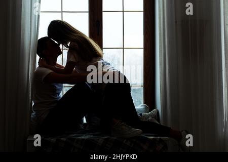 Les jeunes couples passent du temps ensemble le jour de la Saint-Valentin. Lumière et ombres Banque D'Images