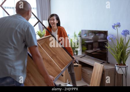 un couple asiatique porte de nouveaux meubles en mouvement Banque D'Images