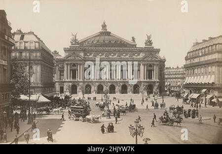 Photographie antique vers 1890 du Palais Garnier et de la place de l'Opéra à Paris, France.SOURCE: PHOTOGRAPHIE ORIGINALE D'ALBUMINE Banque D'Images