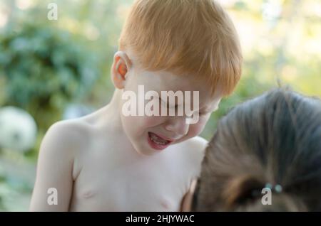 L'enfant pleure.REDHEAD 4 ans garçon a peur et pleurs Banque D'Images