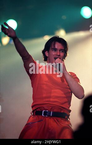 Boyzone, Stephen Gately sur scène au concert de V96 tenu à Chelmsford, Royaume-Uni.26th août 1996 Banque D'Images