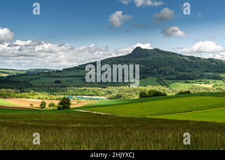 Vue sur Hohenstoffeln et le lac Binninger See à Hegau Banque D'Images