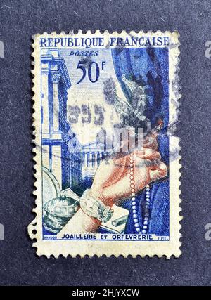 Timbre en pot annulé imprimé par la France, qui montre l'or plaque et bijoux, vers 1954. Banque D'Images