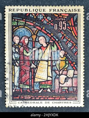 Timbre de potage annulé imprimé par la France, qui montre le vitrail de la cathédrale de Chartres 'commerçants de fourrure', vers 1963. Banque D'Images