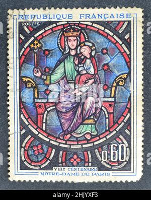 Timbre de potage annulé imprimé par la France, qui montre le huitième centenaire de notre-Dame de Paris, vers 1964. Banque D'Images