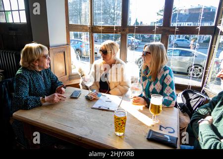 trois femmes d'âge moyen au pub Banque D'Images