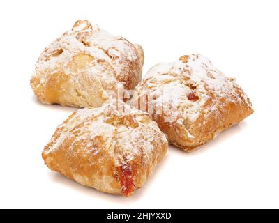 Pâte feuilletée cuite avec garniture de fruits sur fond blanc Banque D'Images