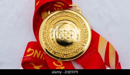 25 janvier 2022, Beijing, Chine.Médaille d'or des XXIV Jeux Olympiques d'hiver dans la neige. Banque D'Images