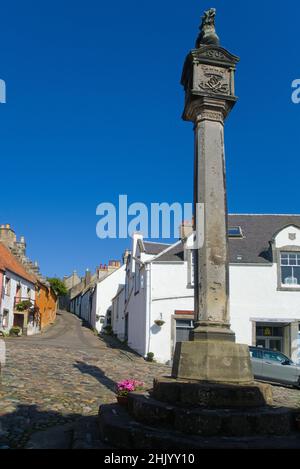 Ancien village de Culross Mercat Cross.Vous y découvrez quelques-uns des bâtiments anciens et des rues pavées en pierre.Culross, Fife, Écosse, royaume-uni Banque D'Images