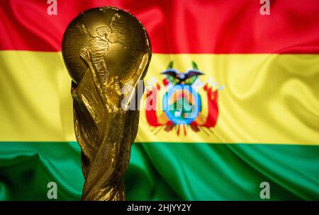 6 octobre 2021 la Paz, Bolivie.Coupe du monde de la FIFA sur le fond du drapeau de la Bolivie. Banque D'Images