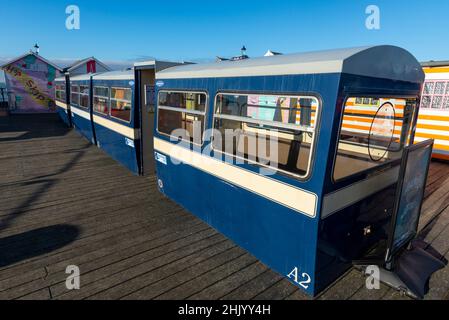 Des wagons à la retraite du train ferroviaire Southend Pier, nommés Sir John Betjeman, sur Southend Pier, Southend on Sea, Essex.Ancien ensemble de voitures d'époque désaffectées Banque D'Images