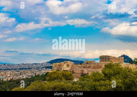 Acropole d'Athènes sur une colline avec de magnifiques ruines Parthénon et ciel bleu ciel nuageux dans la capitale grecque Athènes en Grèce. Banque D'Images