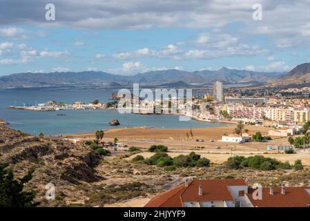 Vue sur Puerto de Mazarron, Murcia, Espagne, Europe.Ville portuaire méditerranéenne et zone de la baie, avec des plages de vacances et des hôtels populaires.Grande plage Banque D'Images