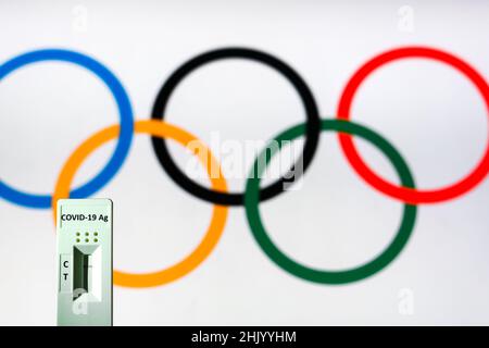 Pologne.31st janvier 2022.Dans cette illustration, un test rapide d'antigène covid-19 vu devant le logo des Jeux olympiques.(Photo de Filip Radwanski/SOPA Images/Sipa USA) crédit: SIPA USA/Alay Live News Banque D'Images