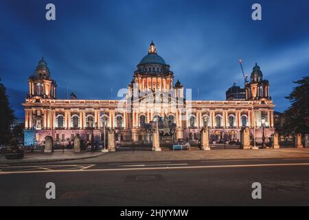 Allumé Belfast City Hall, Belfast, en Irlande du Nord Banque D'Images