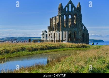 Abbaye de Whitby avec réflexions, en direction du nord vers la ville, côte du Yorkshire du Nord , Angleterre, Royaume-Uni. Banque D'Images