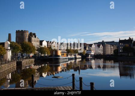 Vue sur la rive à Leith, Édimbourg, Écosse au Royaume-Uni Banque D'Images