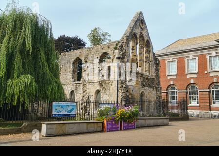 Entrée au musée et aux jardins de York depuis Museum Street.Place de la bibliothèque.Église Saint-Maurice en ruines.Ville de York, Yorkshire, Angleterre, Royaume-Uni Banque D'Images