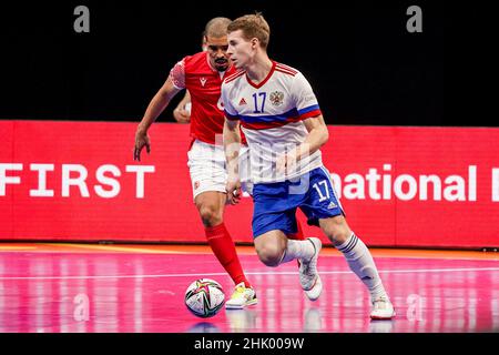 AMSTERDAM, PAYS-BAS - FÉVRIER 1 : Vilian Lourenco de Géorgie, Anton Sokolov de Russie lors du match de quarts de finale de l'Euro 2022 du Futsal masculin entre la Russie et la Géorgie au Ziggo Dome le 1 février 2022 à Amsterdam, pays-Bas (photo de Jeroen Meuwsen/Orange Pictures) Banque D'Images