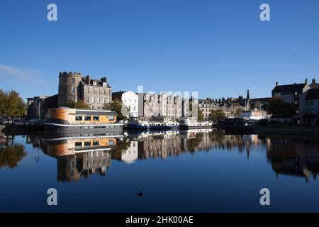 Vue sur la rive à Leith, Édimbourg, Écosse au Royaume-Uni Banque D'Images