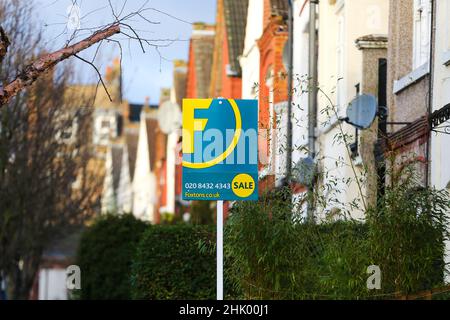 Londres, Royaume-Uni.1 février 2022 - Une enseigne ÔFor SaleÕ de l'agent immobilier érigée à l'extérieur d'une propriété à Londres.Les City Economists prévoient que la Banque d'Angleterre fera passer les taux d'intérêt de 0,25% à 0,5% plus tard cette semaine.On estime que 2,2 millions d'emprunteurs hypothécaires ayant des prêts immobiliers liés au taux de base peuvent être touchés.Credit Dinendra Haria /Alay Live News Banque D'Images