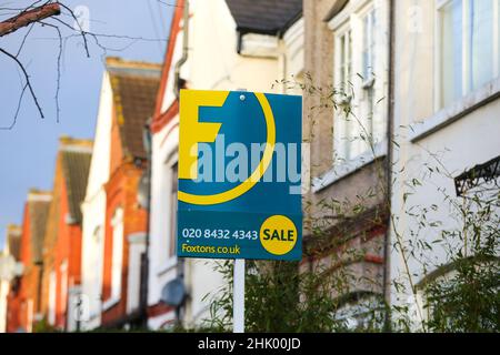 Londres, Royaume-Uni.1 février 2022 - Une enseigne ÔFor SaleÕ de l'agent immobilier érigée à l'extérieur d'une propriété à Londres.Les City Economists prévoient que la Banque d'Angleterre fera passer les taux d'intérêt de 0,25% à 0,5% plus tard cette semaine.On estime que 2,2 millions d'emprunteurs hypothécaires ayant des prêts immobiliers liés au taux de base peuvent être touchés.Credit Dinendra Haria /Alay Live News Banque D'Images