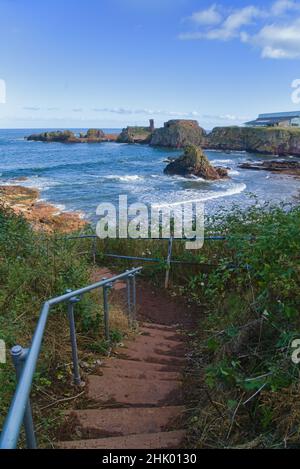 Vue vers le nord sur l'estuaire de la Forth depuis John Muir Way à Dunbar.Près du port de Dunbar.Piscine de loisirs Dunbar.East Lothian, Écosse, Royaume-Uni Banque D'Images