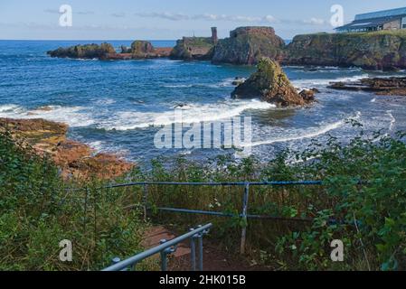 Vue vers le nord sur l'estuaire de la Forth depuis John Muir Way à Dunbar.Près du port de Dunbar.Piscine de loisirs Dunbar.East Lothian, Écosse, Royaume-Uni Banque D'Images