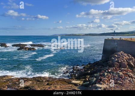 Vue à l'est depuis le port de Dunbar le long de la côte est de Lothian vers la centrale nucléaire de Torness.East Lothian, Écosse, Royaume-Uni Banque D'Images