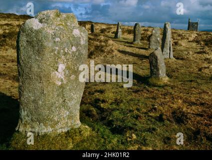 Le cercle de pierre néolithique central des Hurlers, Bodmin Moor, Cornwall, Angleterre, Royaume-Uni: Voir ne à l'arc SW avec une mine d'étain en ruines à l'arrière. Banque D'Images