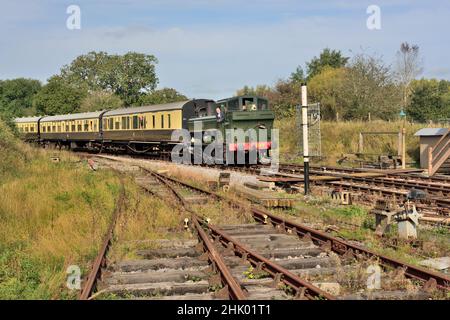 Un train à vapeur arrive à la gare de Totnes Riverside sur le South Devon Railway.(Voir remarque). Banque D'Images